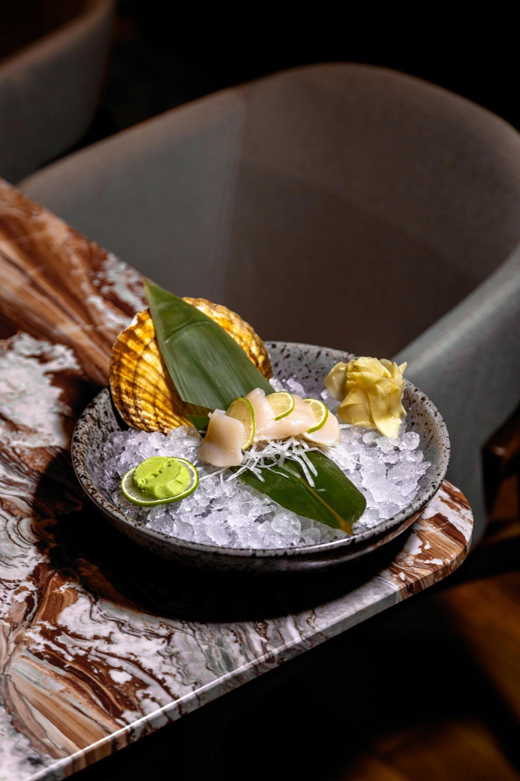Sashimi de saison servi à La Jetée Juan-les-Pins — tranché à la pince sur glace pilée, fleur de wasabi